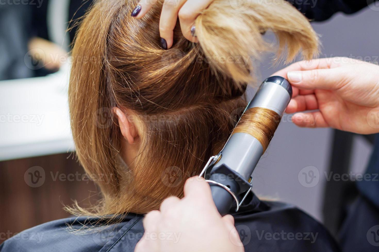 friseur lockt langes hellbraunes haar foto