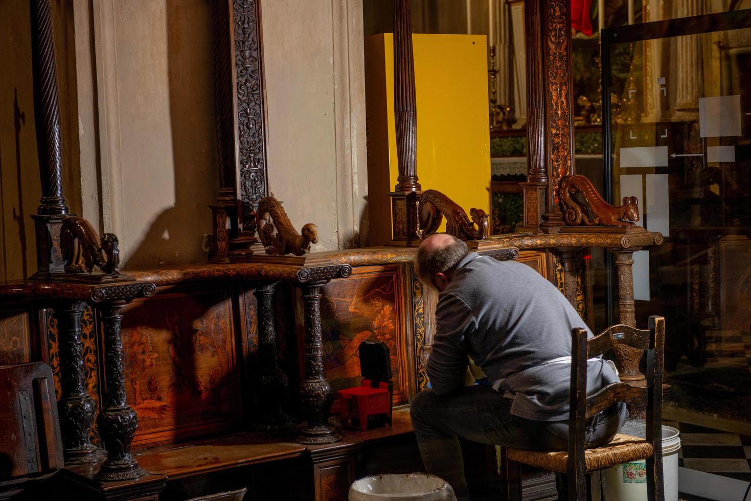 Italien 2022 Restaurierung des Holzmosaiks in der Basilika Santa Maria Maggiore in Bergamo foto