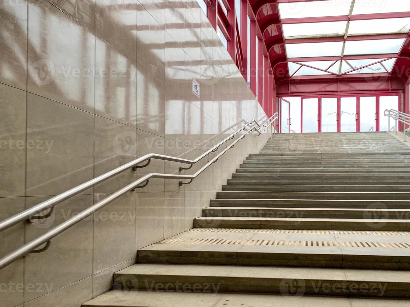 Der moderne Abstieg zum Fußgängertunnel ist menschenleer. Treppe hinunter zum unterirdischen neuen Gang. beige Farbe foto