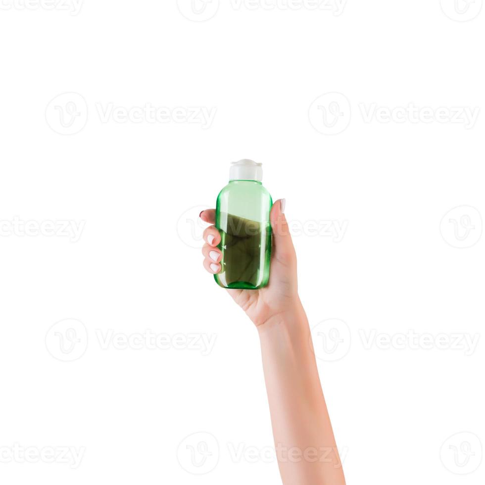 weibliche hand, die cremeflasche lotion lokalisiert hält. Mädchen geben Tube kosmetische Produkte auf weißem Hintergrund foto