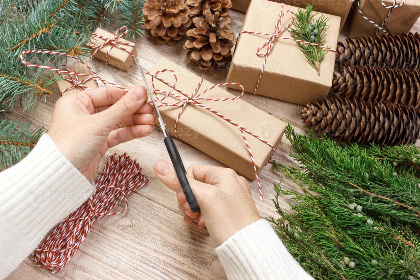 frau, die geschenke für weihnachten einwickelt. Geschenkpapier foto