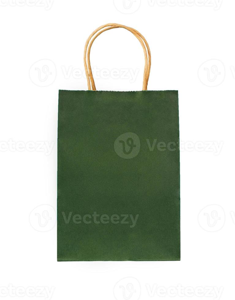 grüne Papiertüte zum Einkaufen isoliert auf weißem Hintergrund foto