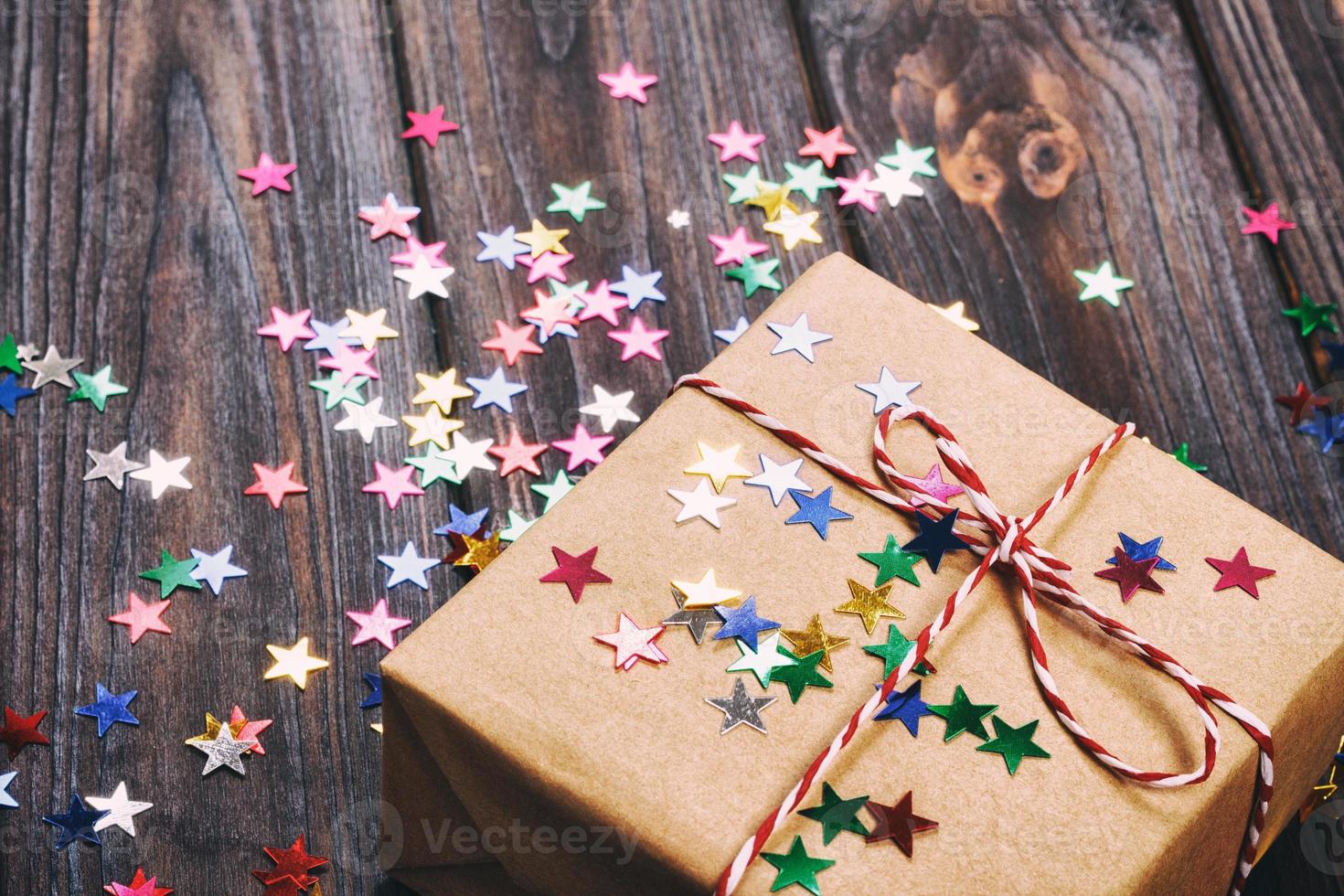 einfaches weihnachtsgeschenk mit roter schnur und dekorsternen vintage foto