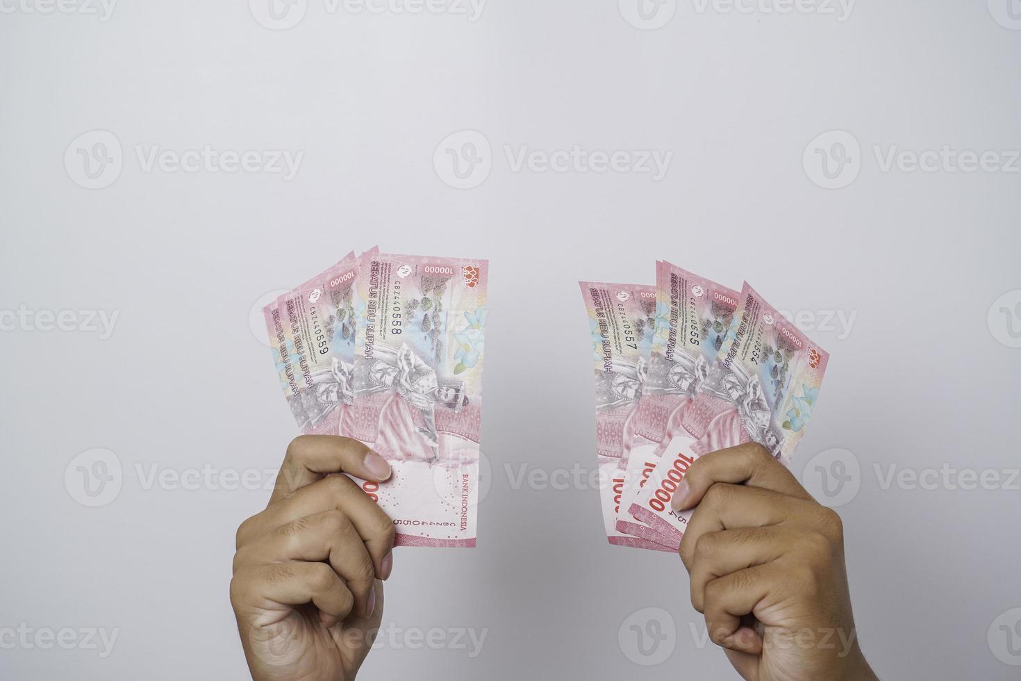 ein porträt neuer banknoten für 100.000 rp. ausgegeben im jahr 2022. indonesische rupiah-währung foto