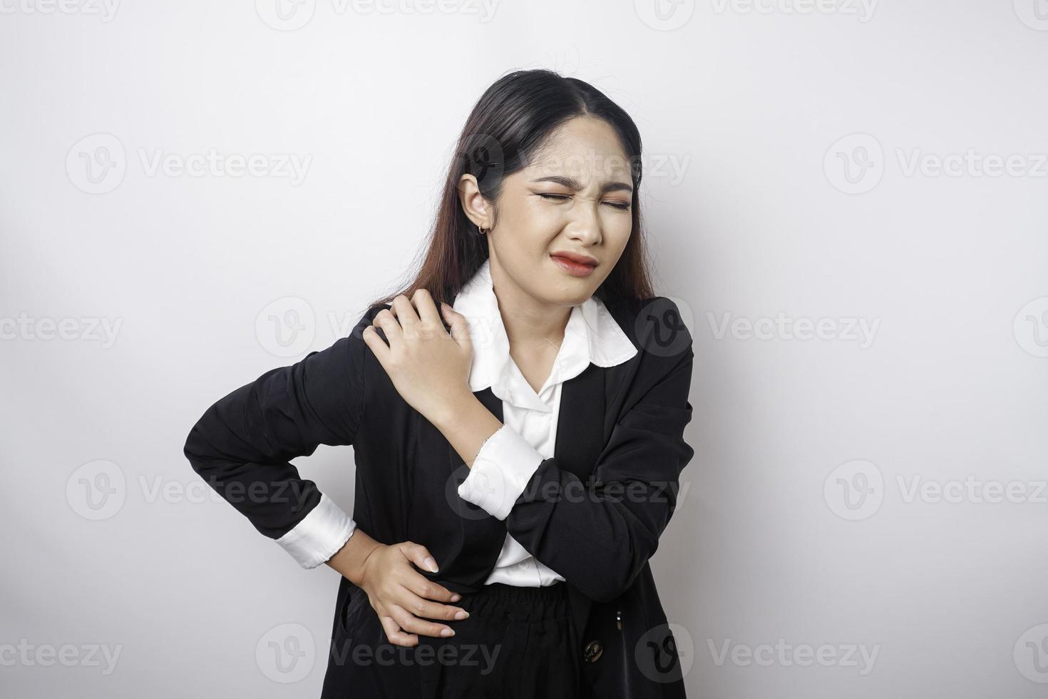 müde verärgerte junge geschäftsfrau, die unter schmerzen, muskelkrämpfen am arbeitsplatz leidet. Müdigkeit, Termin, Schmerzen und Fehlhaltungen foto