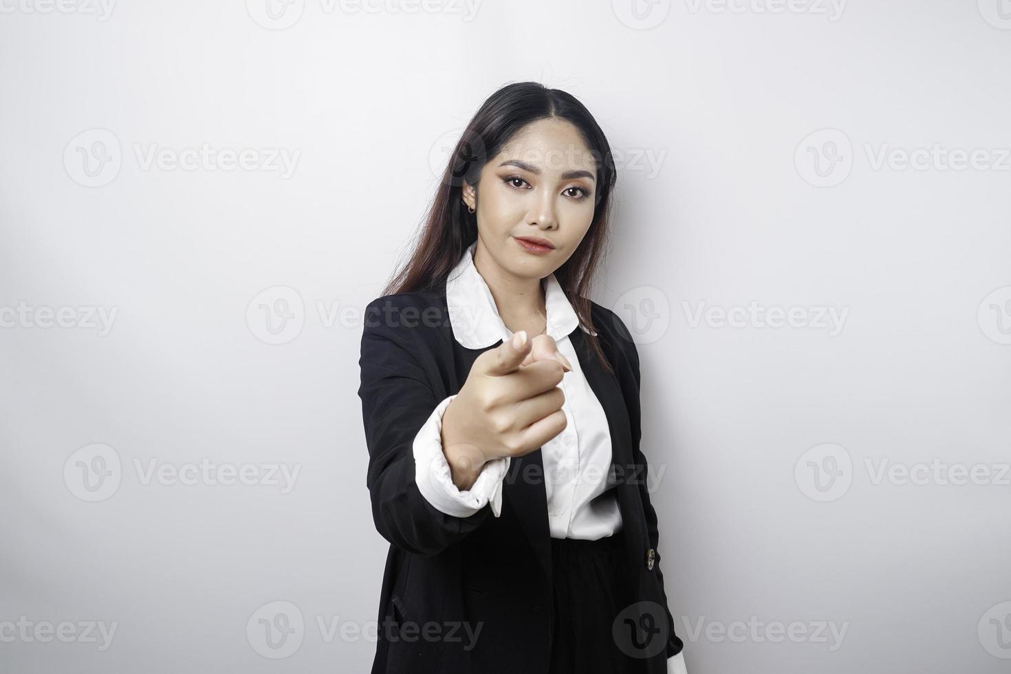 Junge schöne asiatische Geschäftsfrau, die vor isoliertem weißem Hintergrund steht und mit glücklichem Gesicht mit dem Finger auf die Kamera zeigt. gute Energie und Stimmung. foto