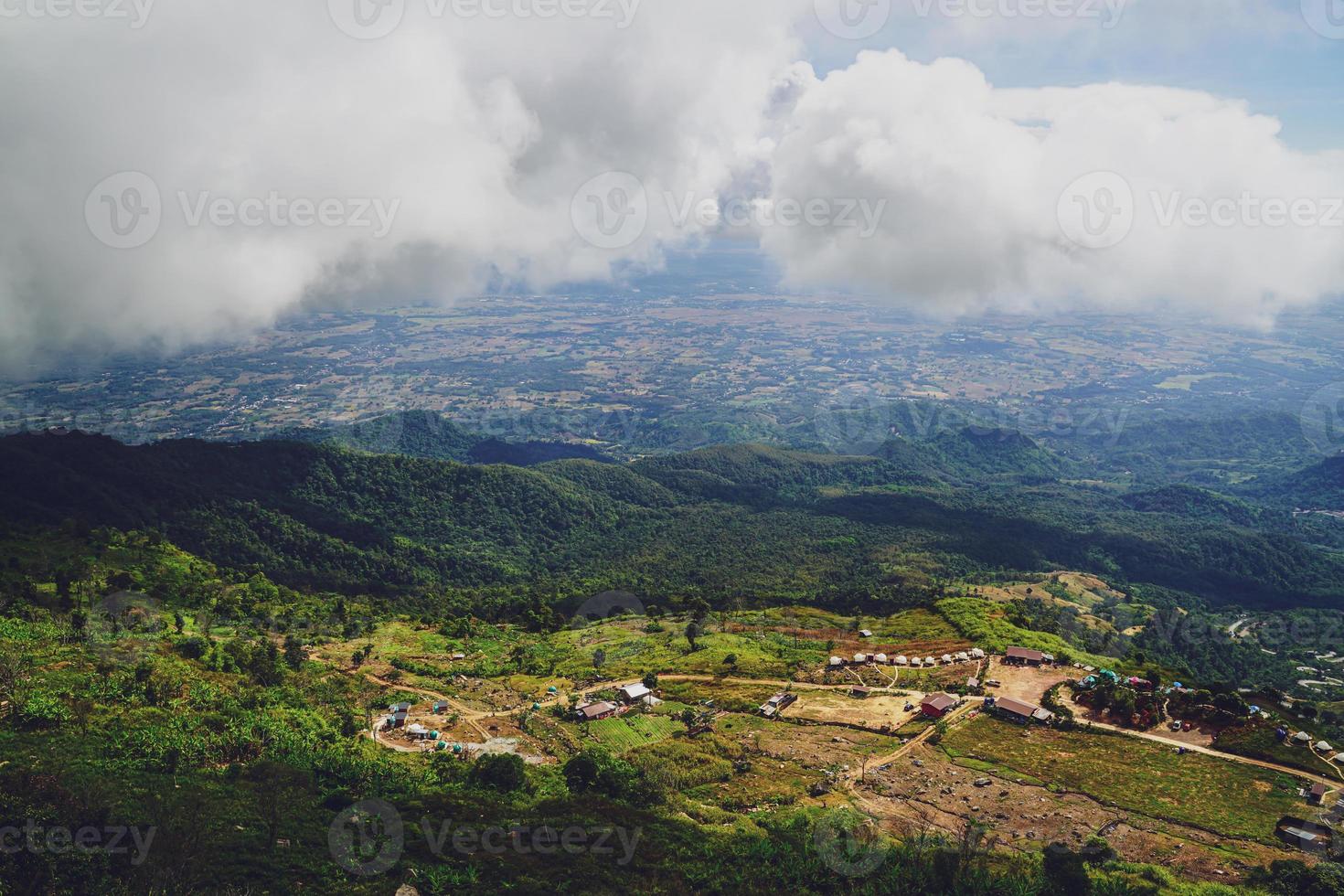 hohe ansicht vom phu thap boek berg phetchabun provinz, thailand. kaltes Wetter, hohe Berge und dichter Nebel. foto