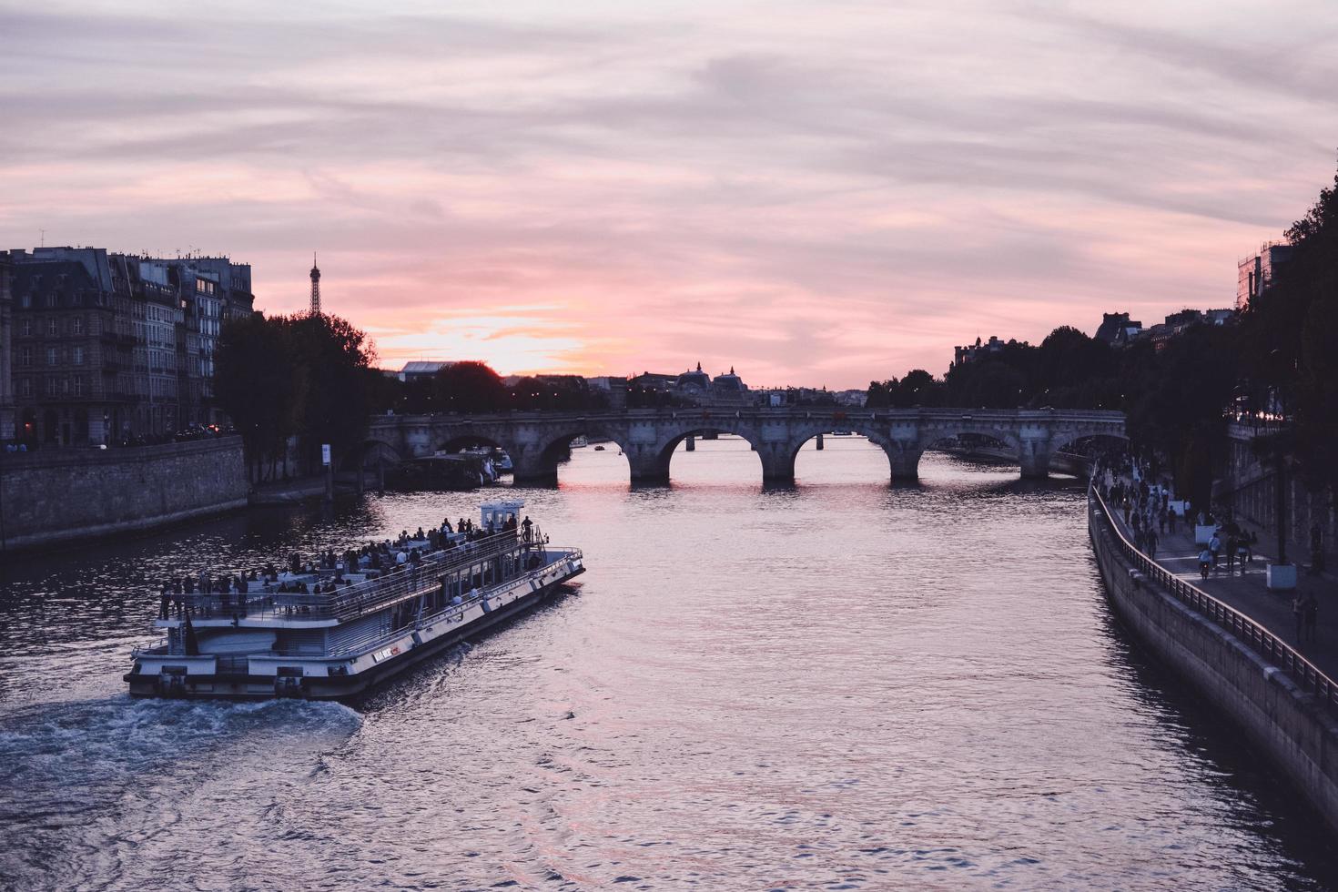 Sightseeing-Boot in Paris bei Sonnenuntergang foto