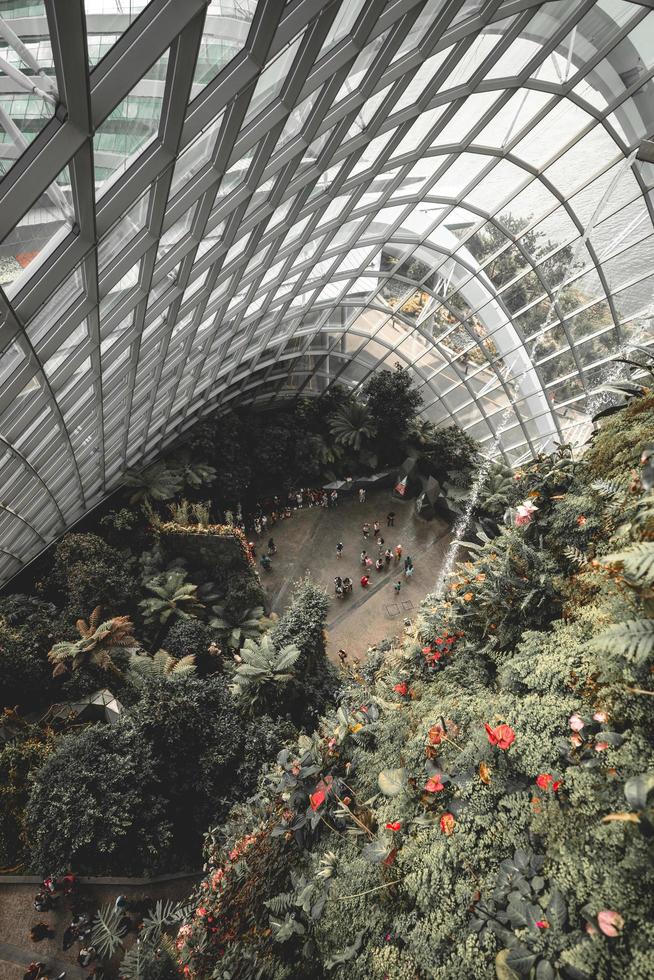 Singapur, 2018-Touristen versammeln sich im Garten am Bay Biodome foto