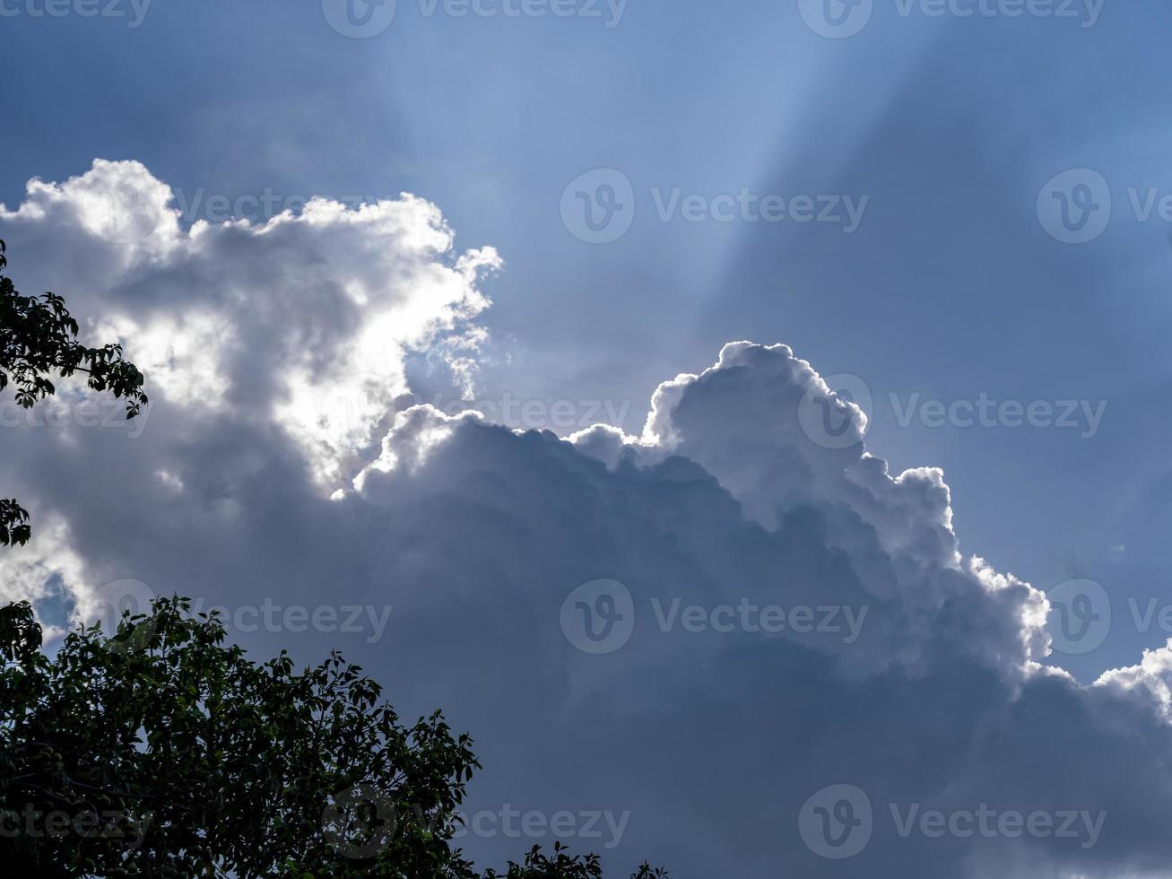 Sonne scheint durch die Wolken am Himmel foto