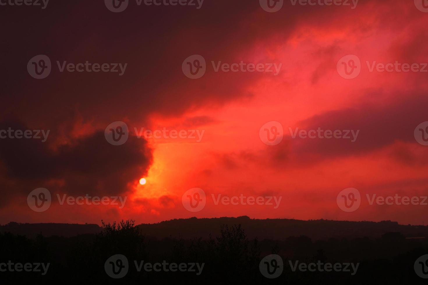 schöne rote Sonnenuntergangtapete. wunderbarer roter sonnenuntergang. schöner roter Sonnenuntergang in der Bergtapete. foto