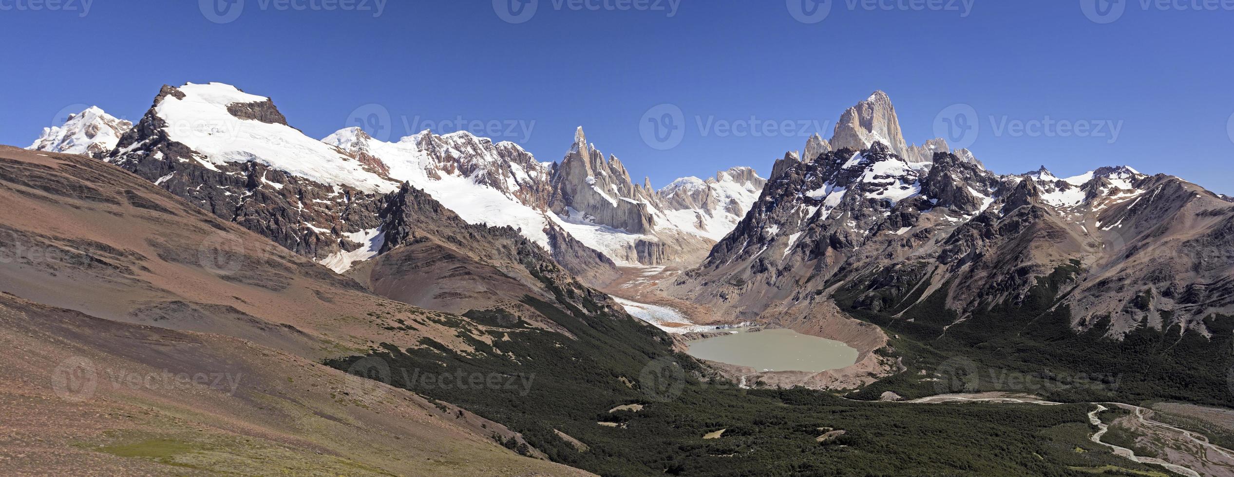 Berge, Täler und Gletscher in der Wildnis foto