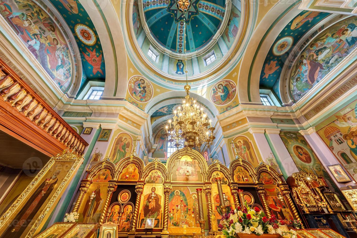 Kuppel und Altar der orthodoxen Kirche mit Bögen und Säulen, Decke und Gewölbe mit Fresken foto