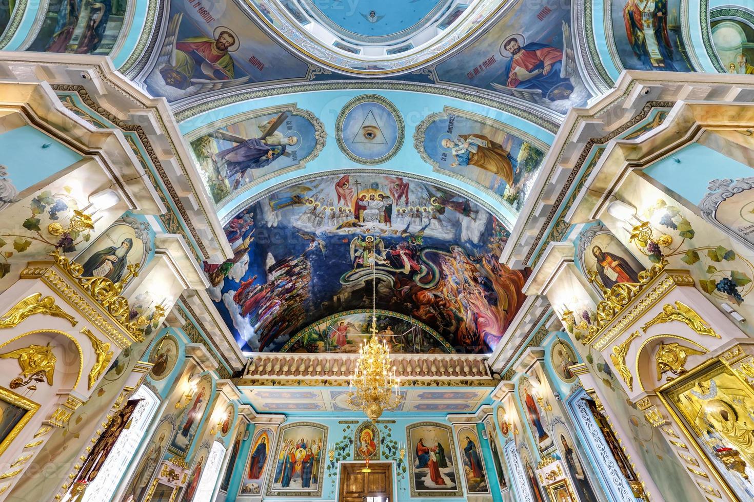 Kuppel und Altar der orthodoxen Kirche mit Bögen und Säulen, Decke und Gewölbe mit Fresken foto