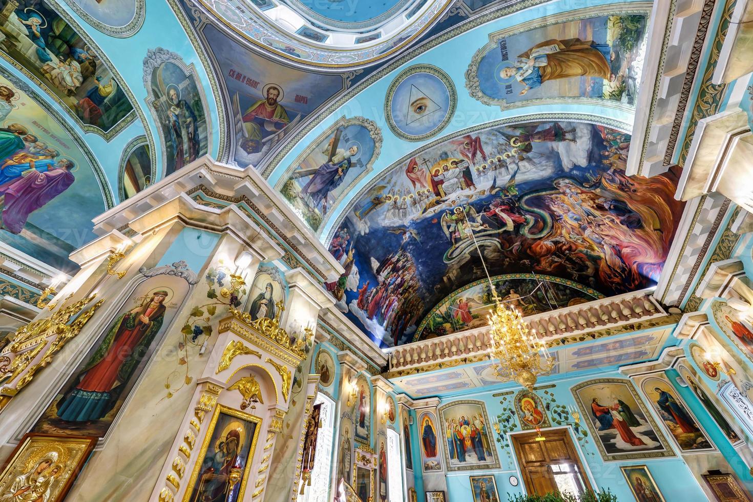 Kuppel und Altar der orthodoxen Kirche mit Bögen und Säulen, Decke und Gewölbe mit Fresken foto