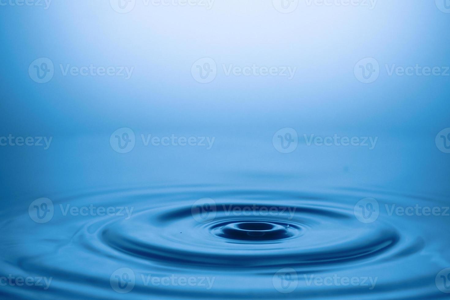 Wassertropfen und Spritzer. abstraktes hintergrundkonzept der wasserform. foto