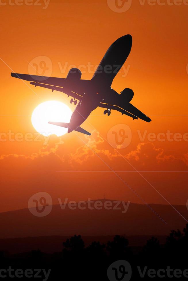 Passagierflugzeug-Silhouette, die vom Flughafen abhebt. Passagierflugzeug am Himmel bei Sonnenaufgang oder Sonnenuntergang. foto