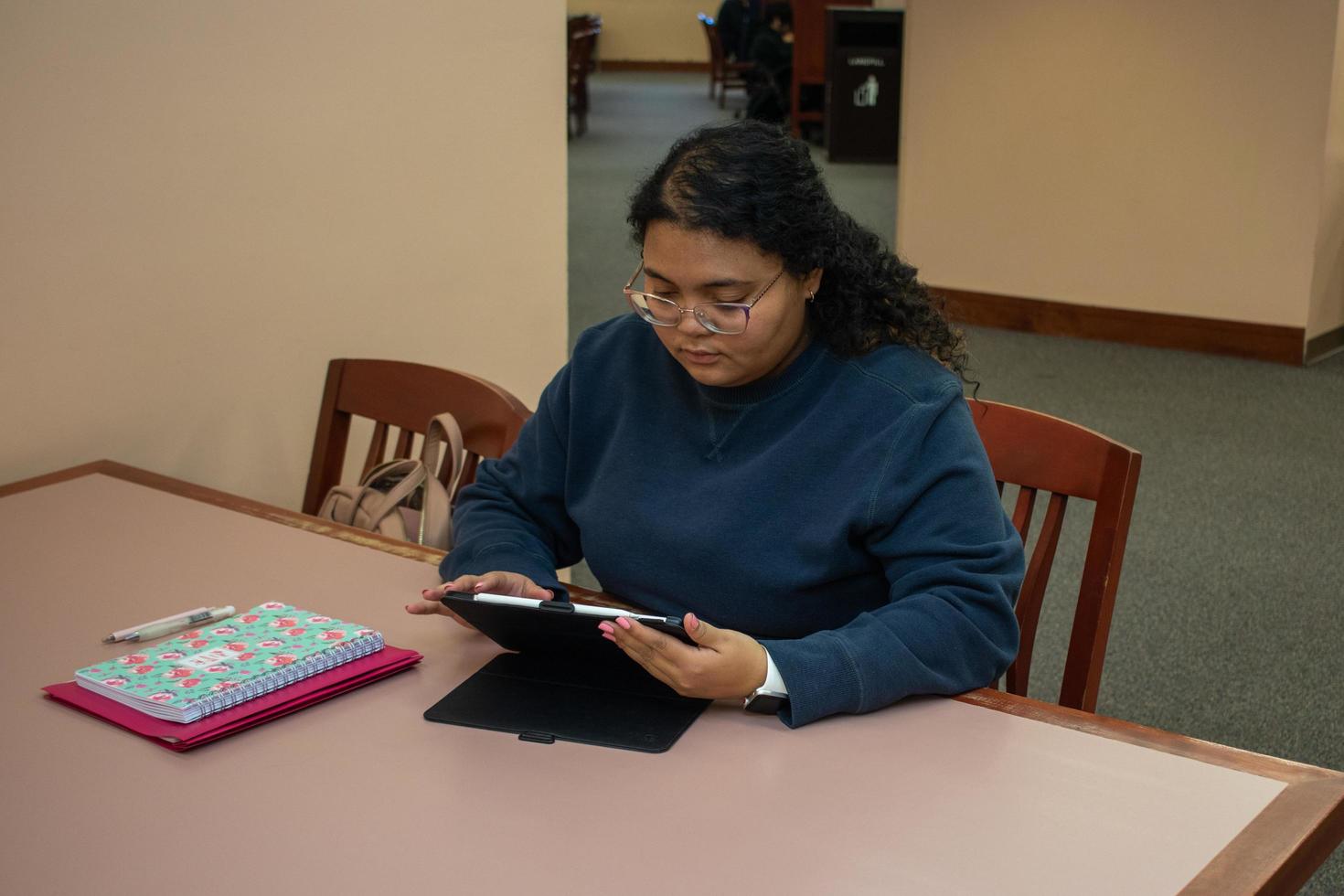 Student, der in der Bibliothek studiert foto