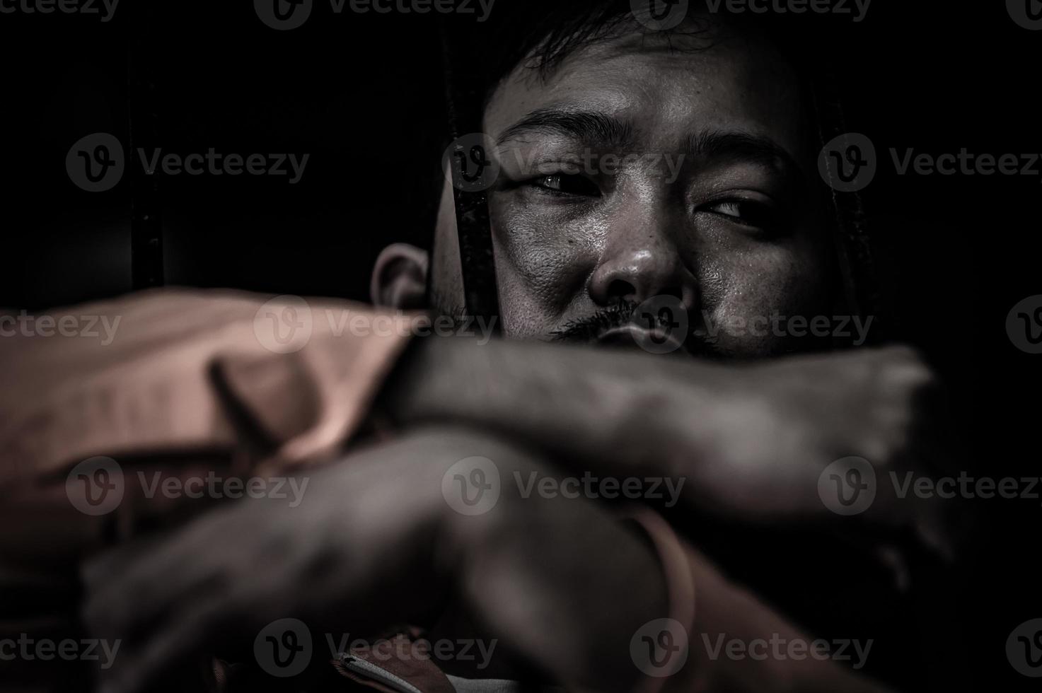 hände von männern, die verzweifelt versuchen, das eiserne gefängnis zu fangen, gefangenenkonzept, thailänder, hoffen, frei zu sein. foto