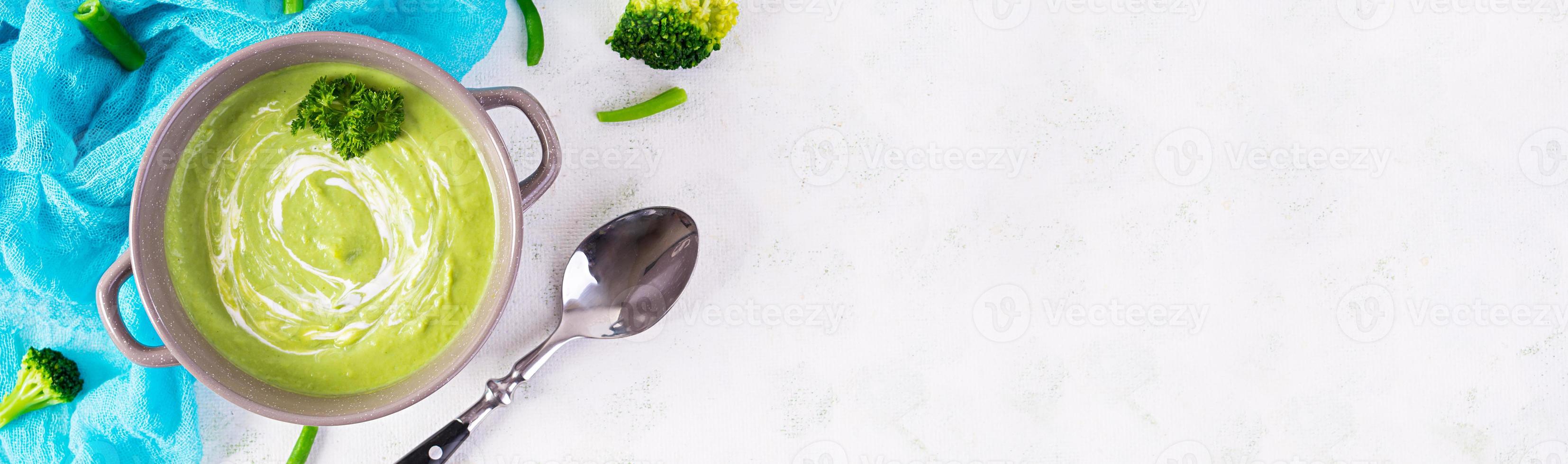vegetarische Cremesuppe mit Brokkoli und Erbsen. gesundes ernährungsmittagessen. Ansicht von oben. Banner foto