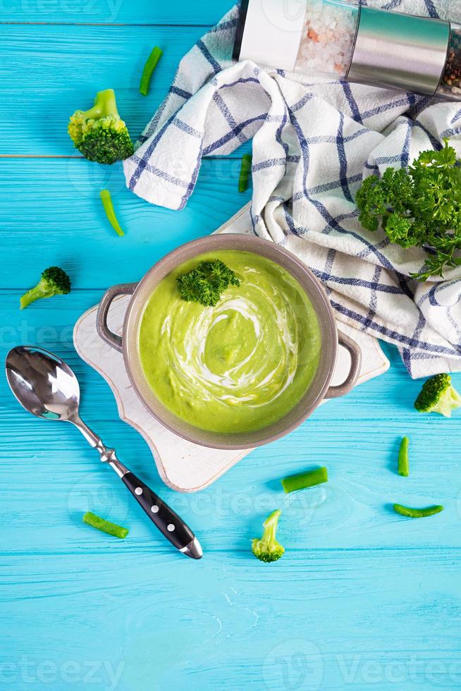 vegetarische Cremesuppe mit Brokkoli und Erbsen. gesundes ernährungsmittagessen. Ansicht von oben foto