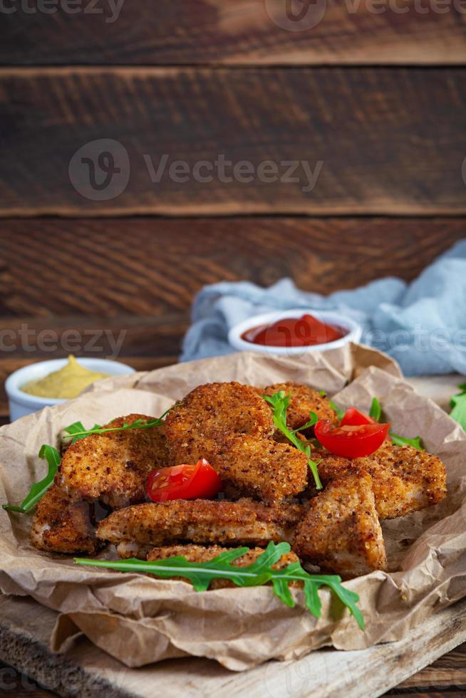 gebratenes Hähnchenfilet mit Sauce und Senf. knusprig würziges Brathähnchen foto