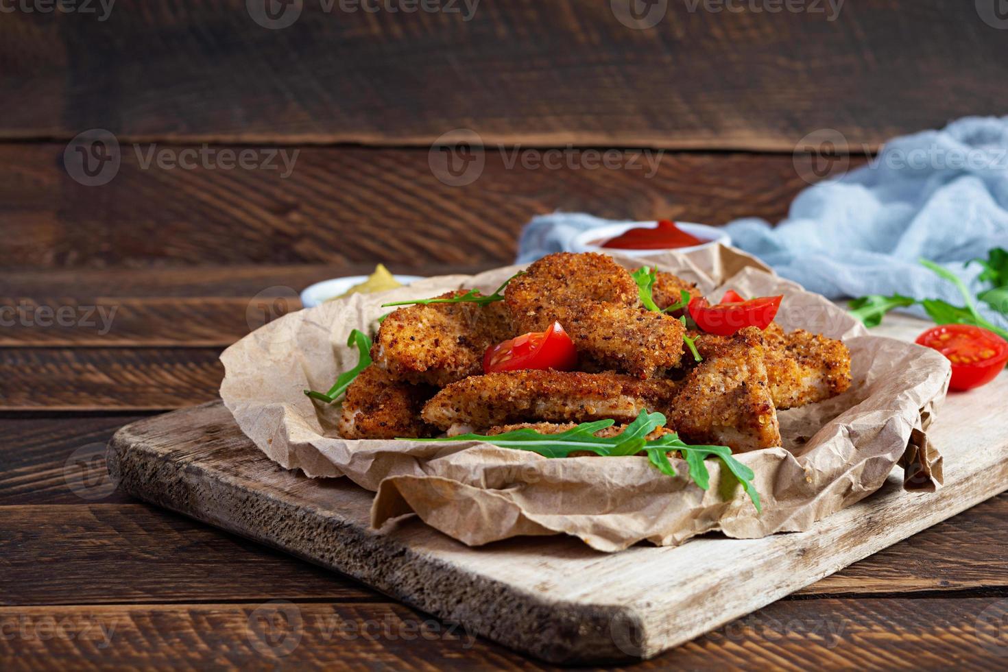 gebratenes Hähnchenfilet mit Sauce und Senf. knusprig würziges Brathähnchen foto