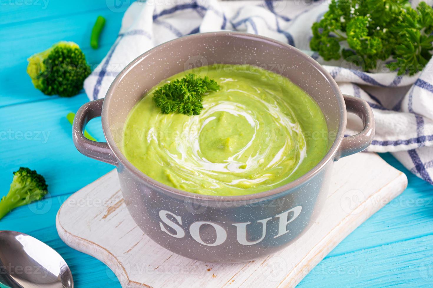 vegetarische Cremesuppe mit Brokkoli und Erbsen. gesundes ernährungsmittagessen foto
