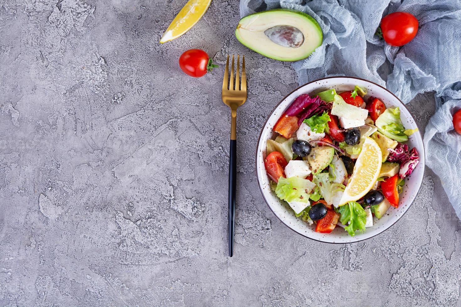 frischer Salat mit Tomate, Salat, Avocado, Oliven, Feta und Paprika. diät essen foto