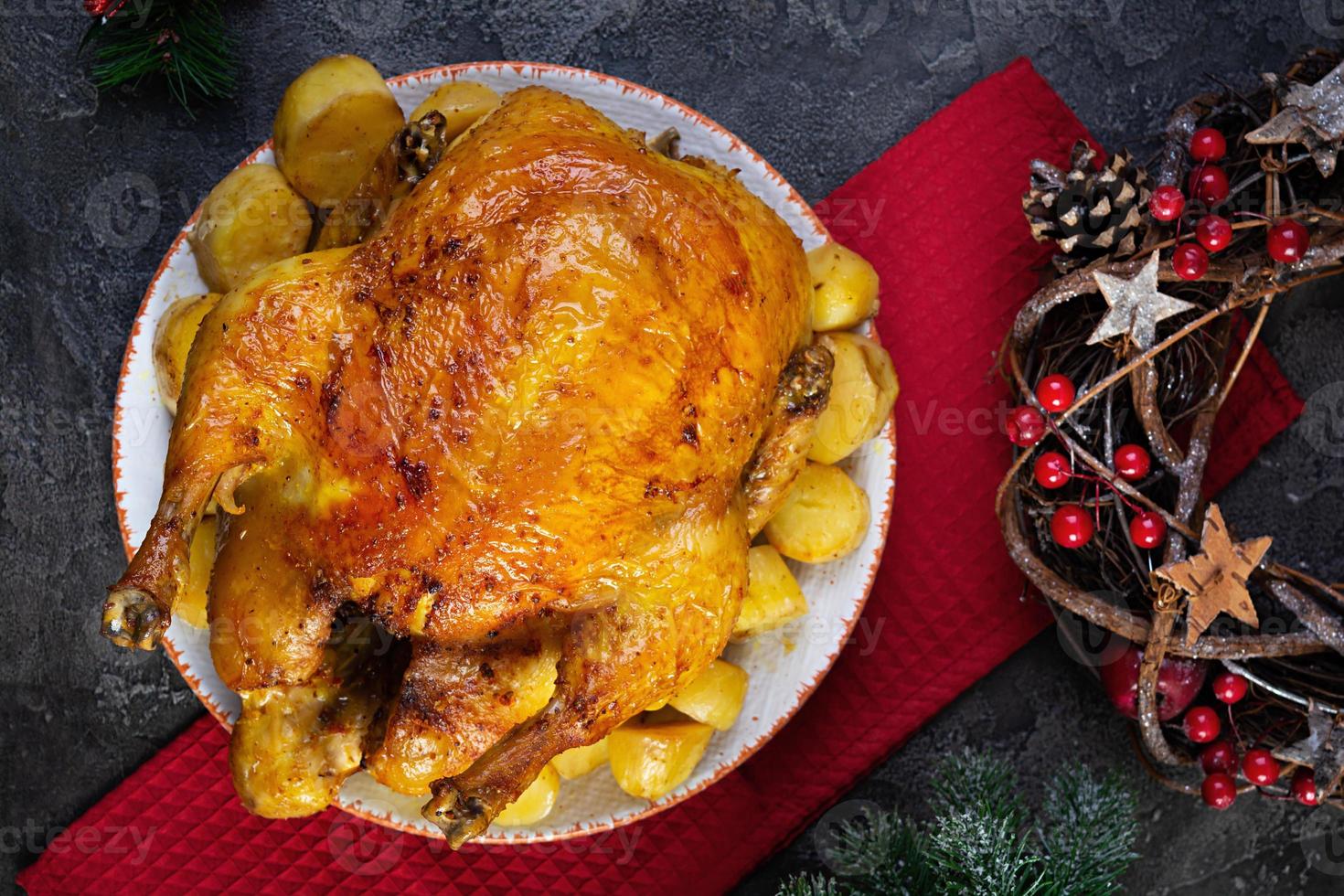 Brathähnchen und Kartoffeln mit Weihnachtsdekoration. traditionelles essen für weihnachten oder erntedankfest foto