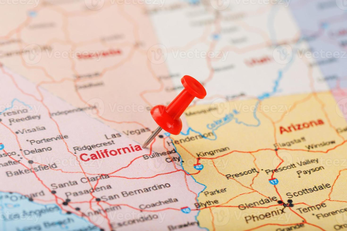 rote Schreibnadel auf einer Karte der Hauptstadt der USA, Kaliforniens und Sacramentos. Nahaufnahme der Karte von Kalifornien mit rotem Reißzwecken foto