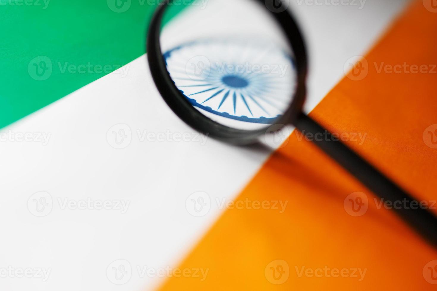 indisches sprachkonzept lernen. junge Frau mit der indischen Flagge im Hintergrund. lehrer, der bücher hält, oranger leerer bucheinband foto