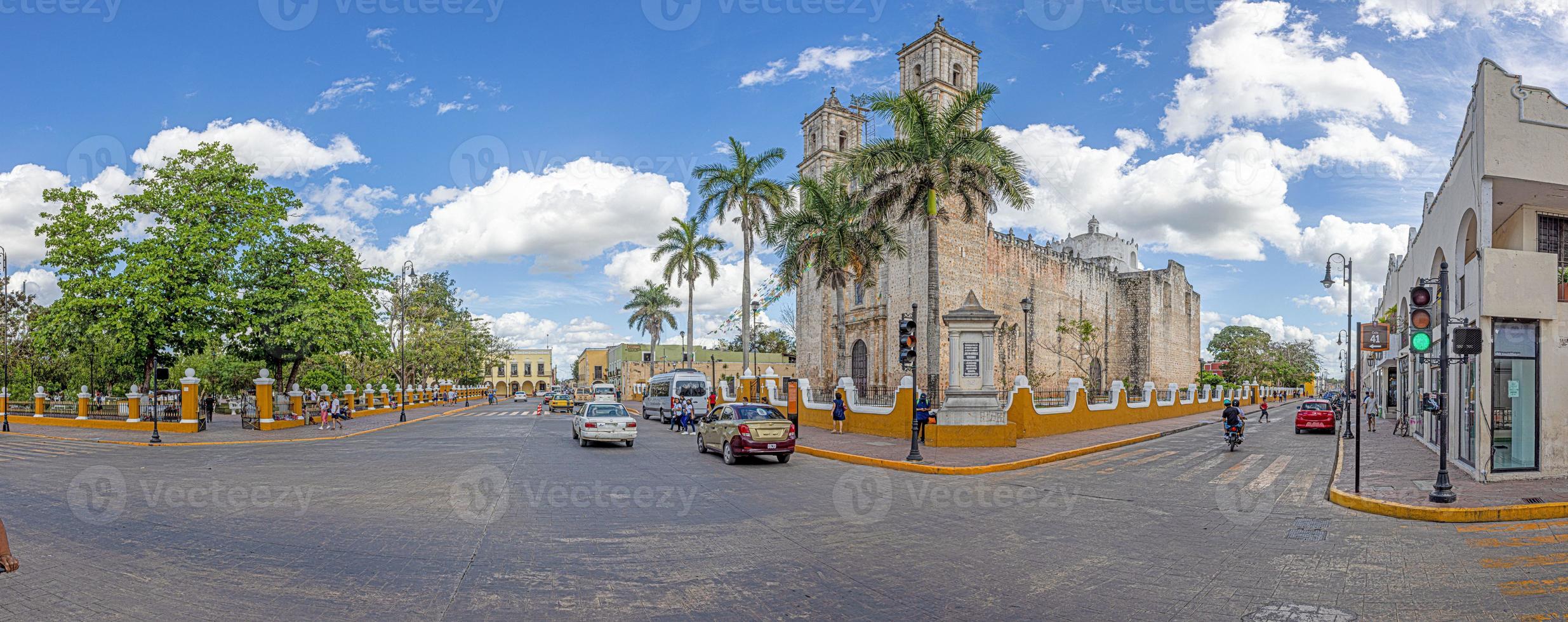 blick auf die kathedrale von valladolid auf der mexikanischen halbinsel yucatan während des tages foto