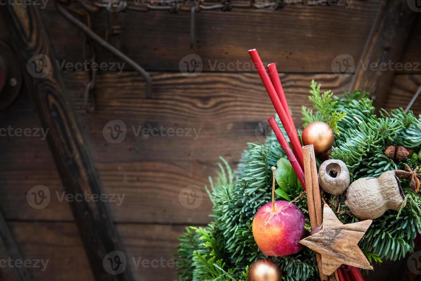 traditionelle neujahrs- und weihnachtsfarbene dekoration foto
