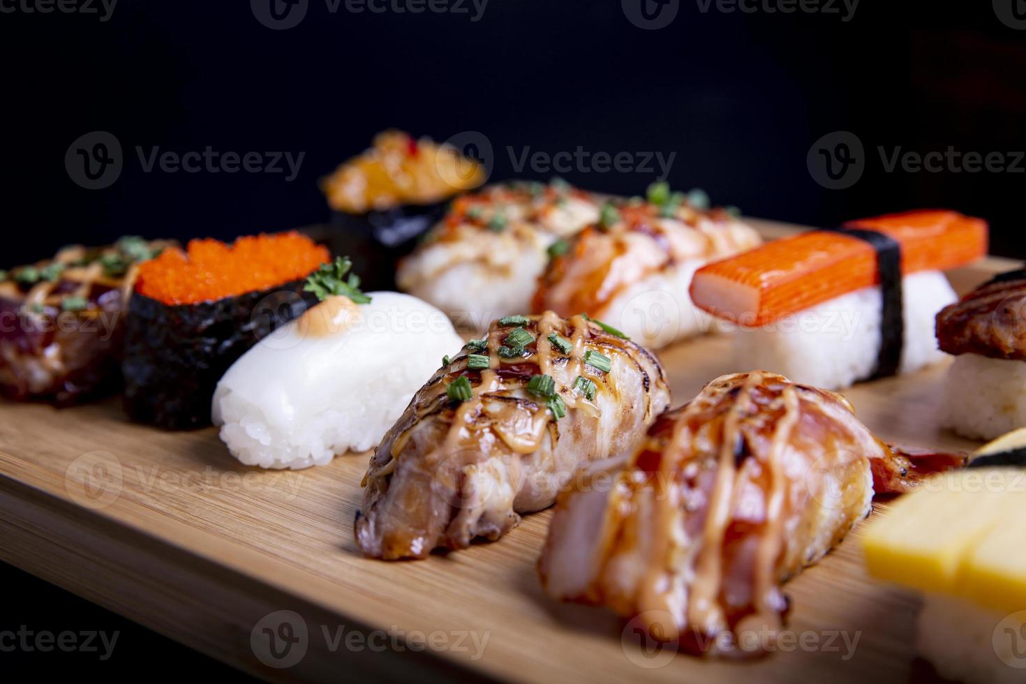 Japanisches Sushi-Set, Sushi-Nigiri-Brötchen und Sashimi, serviert auf der Speisekarte des japanischen Restaurants foto