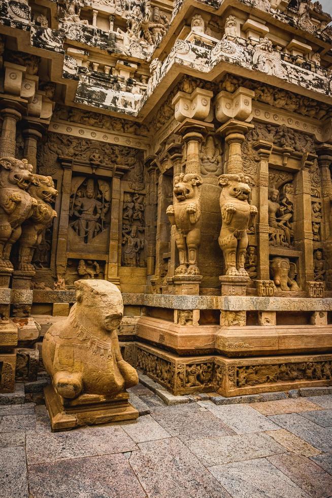 Wunderschöne Pallava-Architektur und exklusive Skulpturen im Kanchipuram-Kailasanathar-Tempel, dem ältesten Hindu-Tempel in Kanchipuram, Tamil Nadu - die besten archäologischen Stätten in Südindien foto