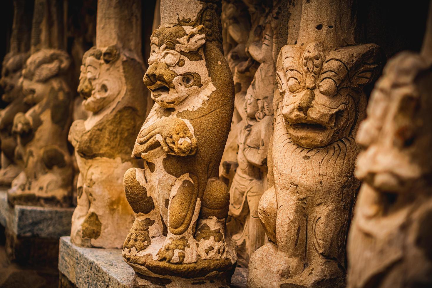 Wunderschöne Pallava-Architektur und exklusive Skulpturen im Kanchipuram-Kailasanathar-Tempel, dem ältesten Hindu-Tempel in Kanchipuram, Tamil Nadu - die besten archäologischen Stätten in Südindien foto