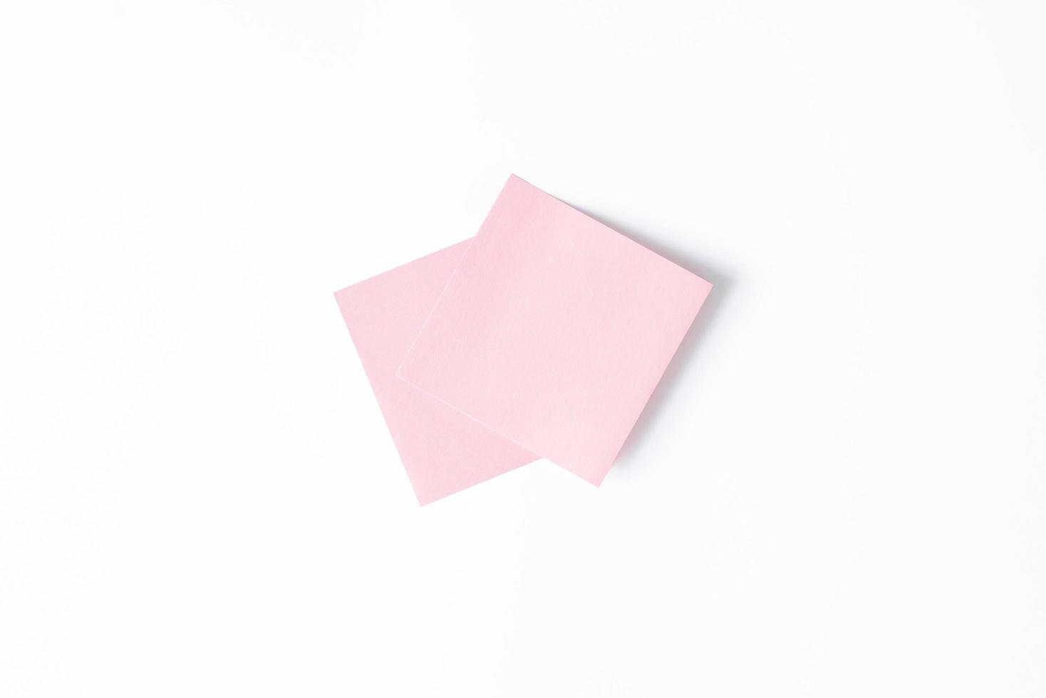 rosafarbene Aufkleber, die auf weißem Hintergrund übereinander geklebt sind. aufkleberlayout für nachricht, ankündigung, kopierraum foto