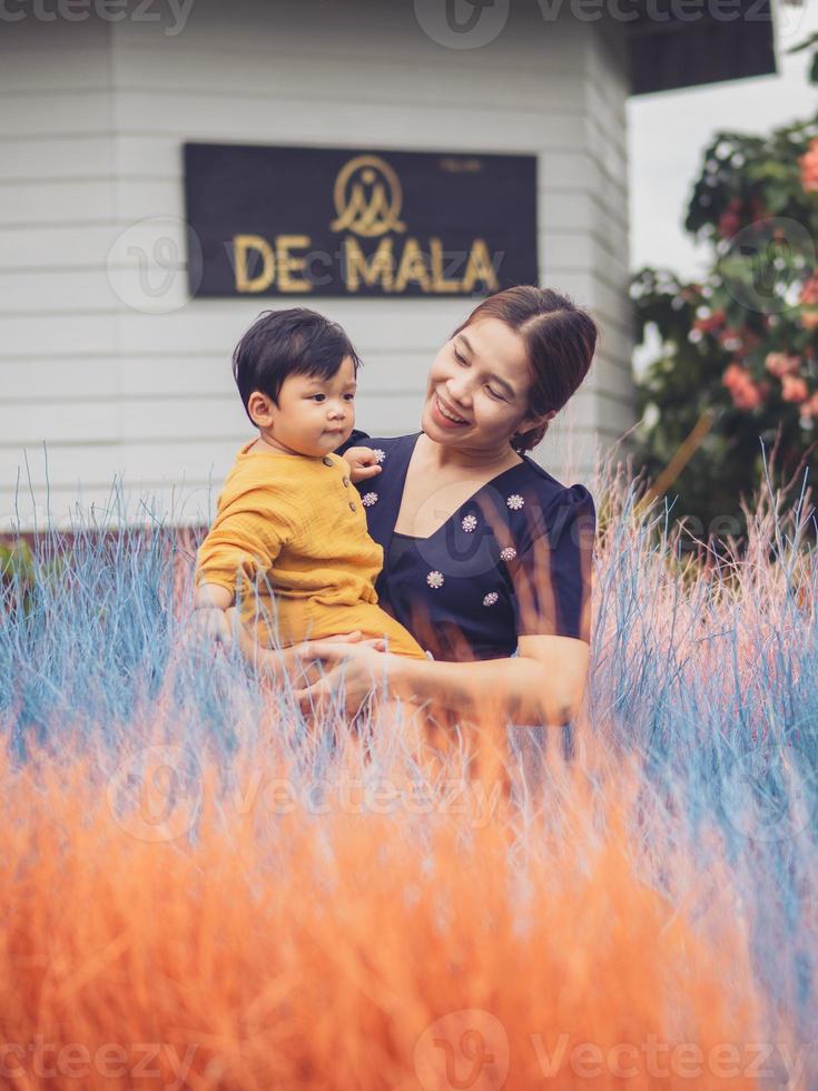 asiatische mutter und sohn thailändischer nationalität und buntes gras im de mala cafe, thung saliam, sukhothai, thailand. foto