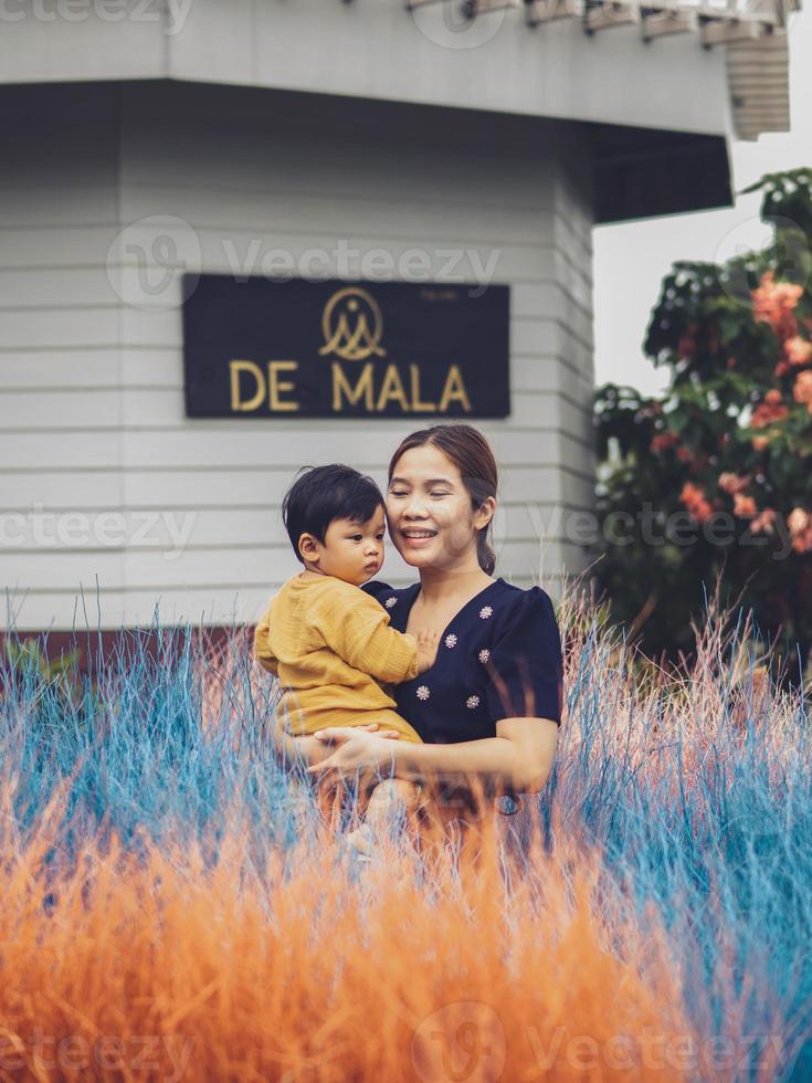 asiatische mutter und sohn thailändischer nationalität und buntes gras im de mala cafe, thung saliam, sukhothai, thailand. foto