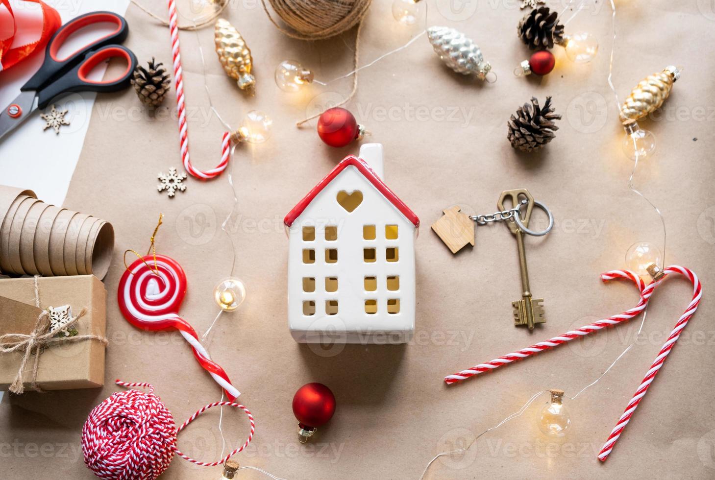 schlüssel zum haus mit einem schlüsselbund in einem gemütlichen zuhause mit weihnachtsdekor. ein geschenk für neujahr, weihnachten. Bau, Design, Projekt, Umzug in ein neues Haus, Hypothek, Miete und Kauf von Immobilien foto