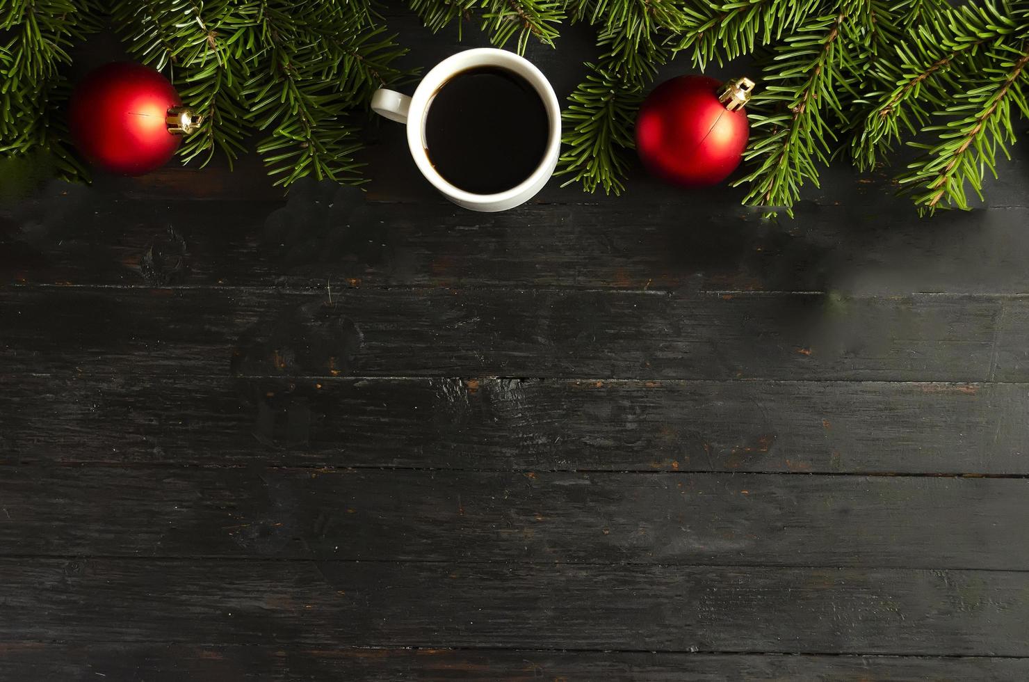 eine tasse kaffee und neujahrsdekor auf holzoberfläche, copyspace. foto