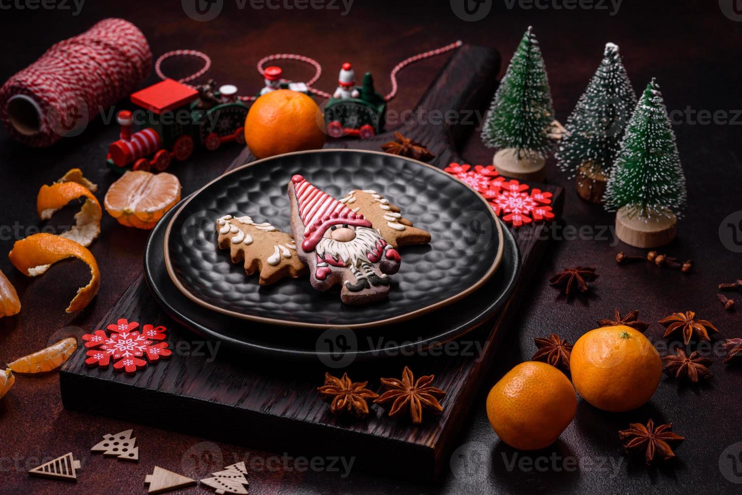 schöne weihnachtsdekorationen mit weihnachtsspielzeug, clementinen und lebkuchen foto