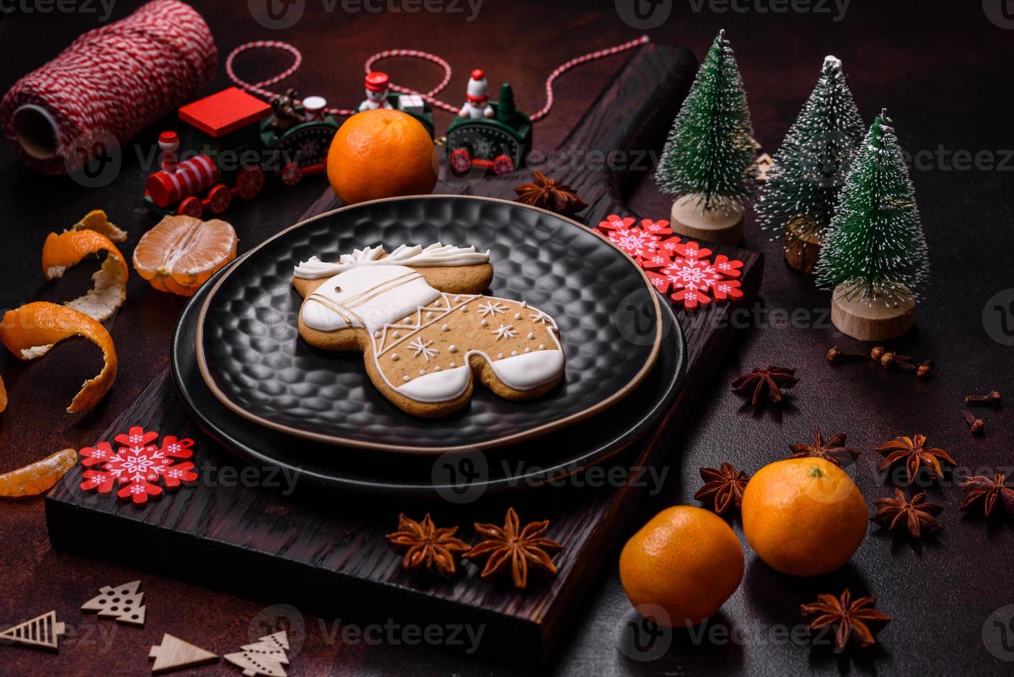 schöne weihnachtsdekorationen mit weihnachtsspielzeug, clementinen und lebkuchen foto