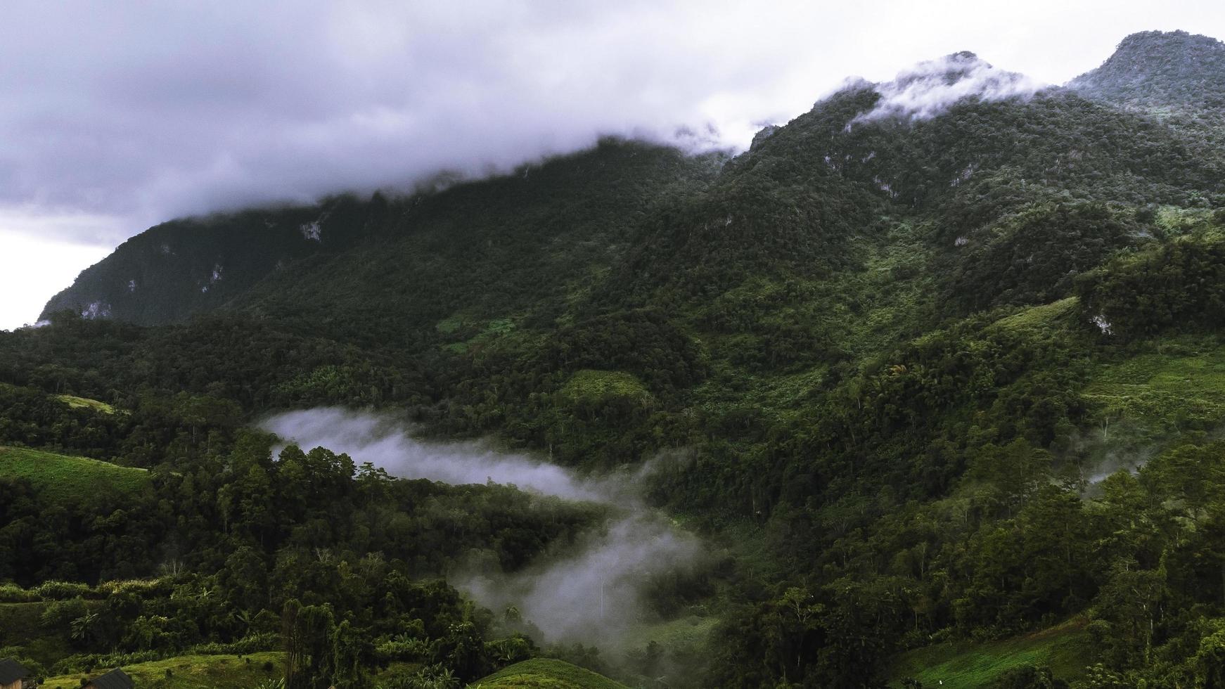 landschaft des berges doi luang chiang dao chiang mai thailand foto