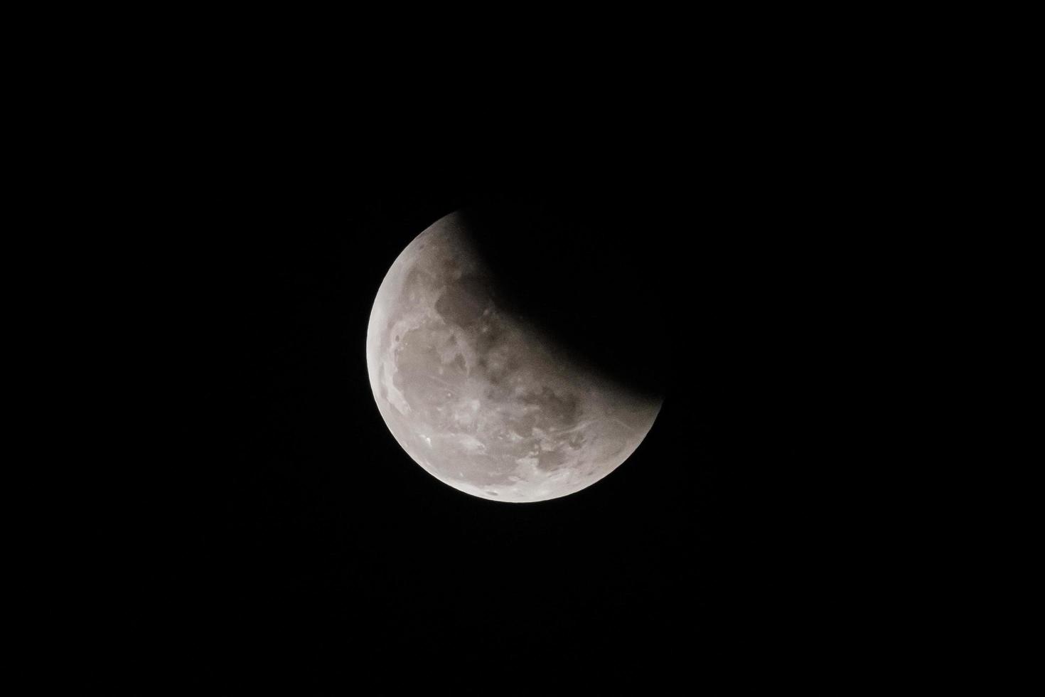 Mond auf dem dunklen Hintergrund der dunklen Nacht foto