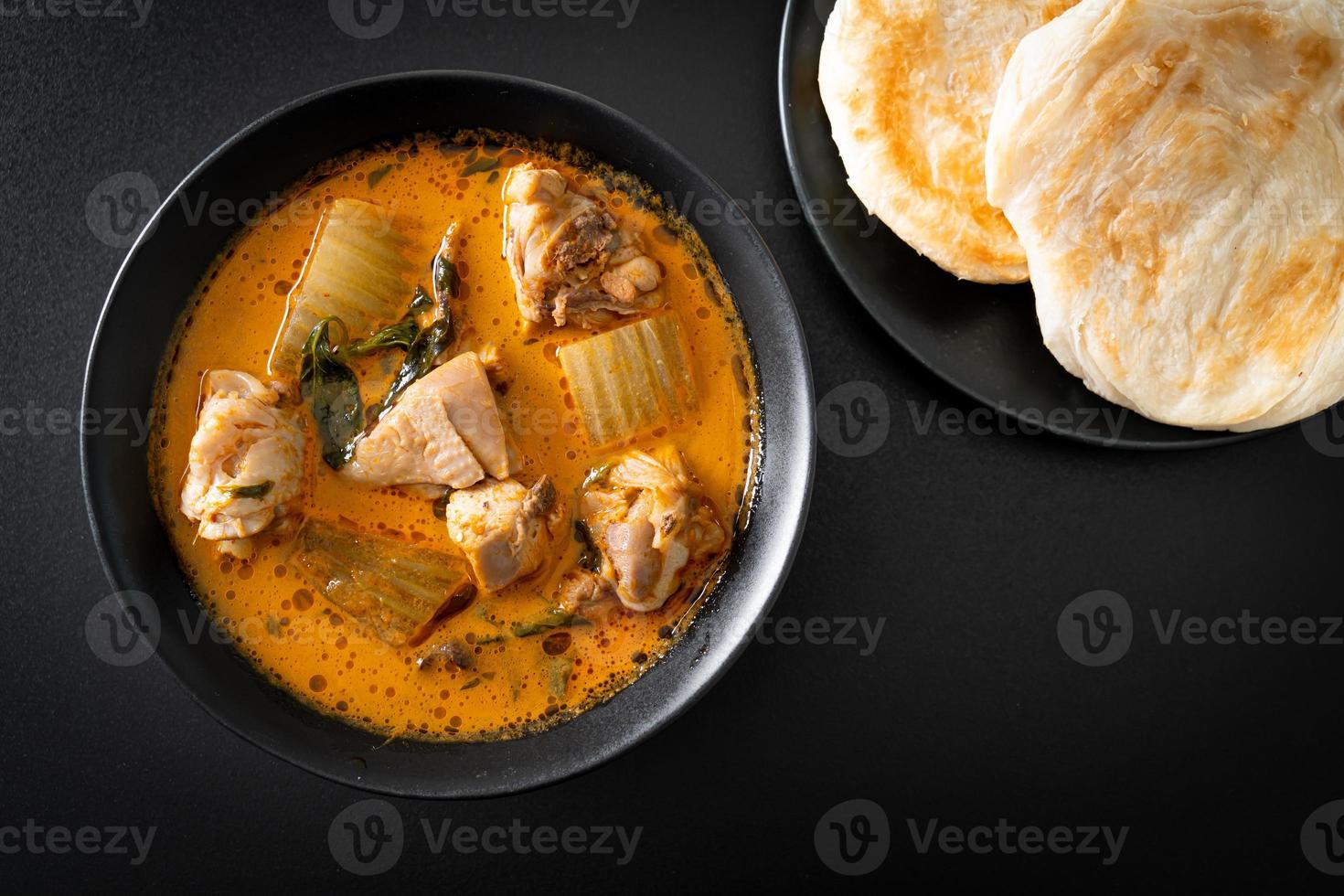 Hühner-Curry-Suppe mit Roti foto