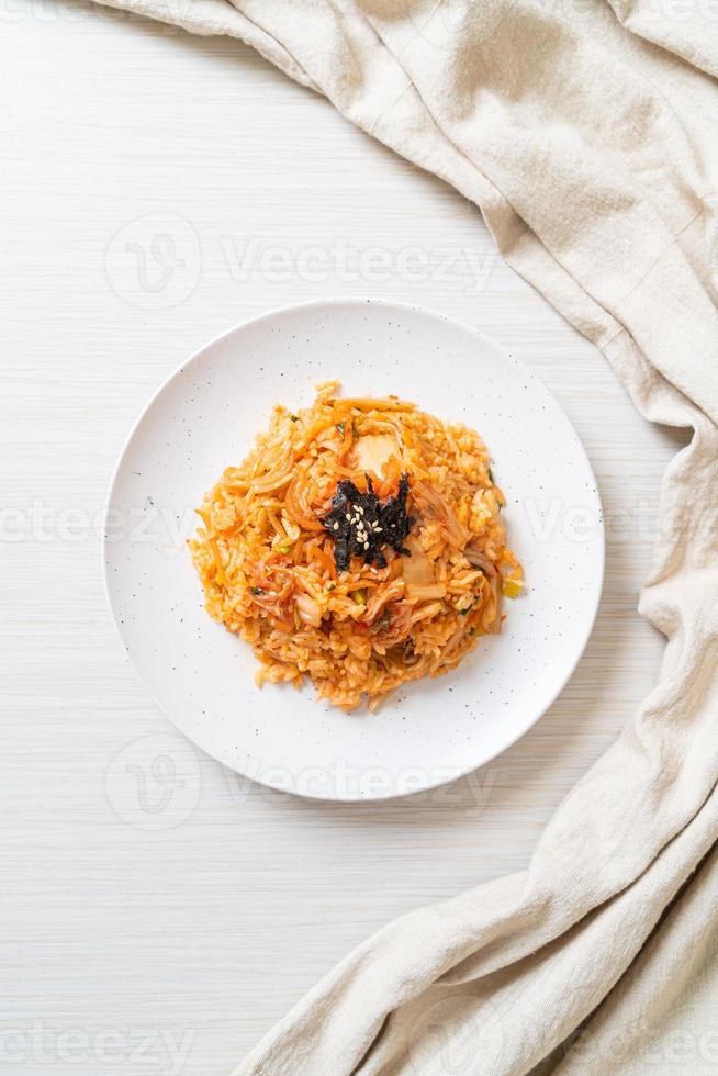 Kimchi gebratener Reis mit Algen und weißem Sesam foto