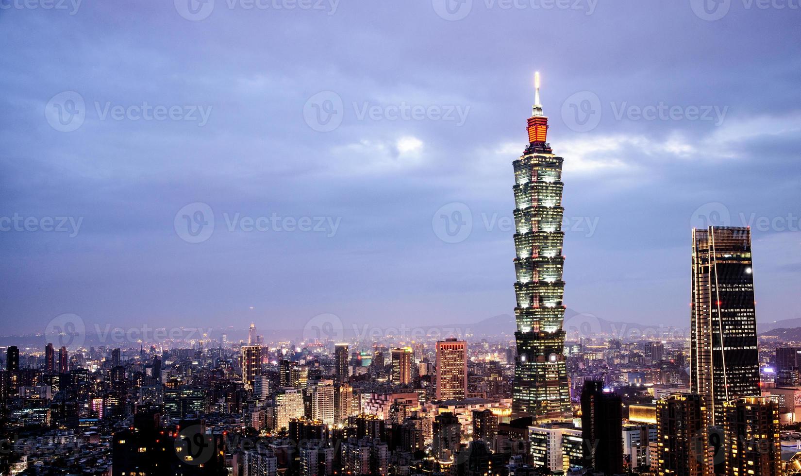 taipei, taiwan, touristen besichtigen das stadtbildpanorama sehen das höchste gebäude und die berühmte landschaft, die der schöne ort für reisen in taiwan vom elefantenberg aus ist foto