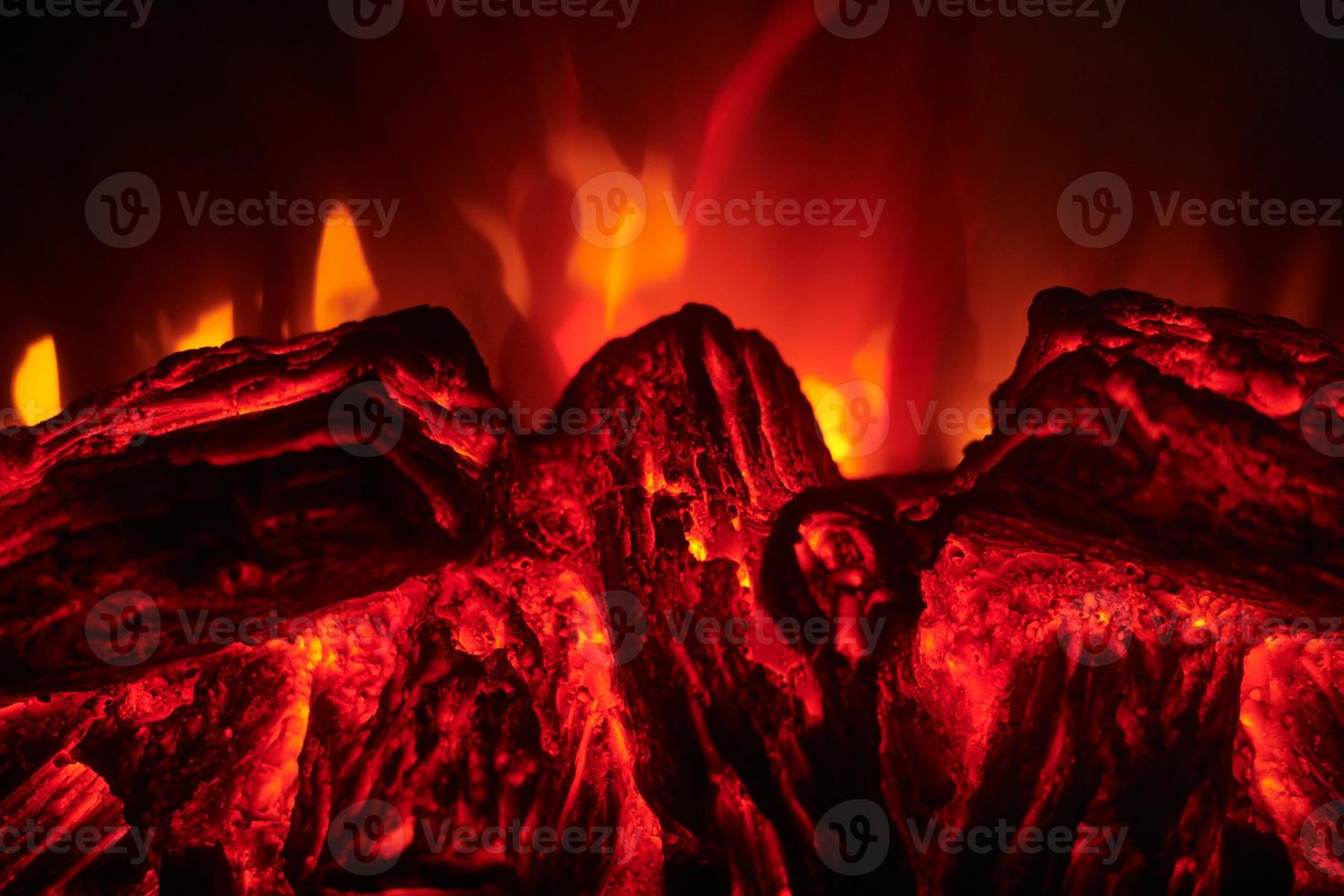 Elektronischer Kamin mit roter und gelber Flamme, Nahaufnahme. foto